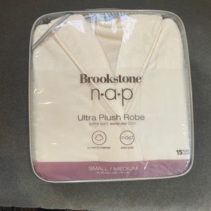 Brookstone NWT cream robe